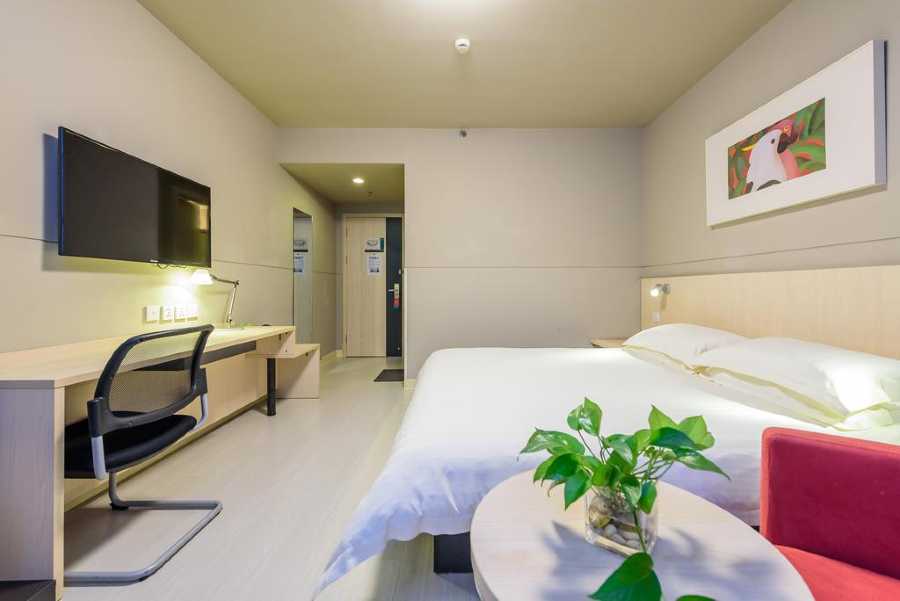 Nanning China budget hotel Jinjiang Inn king bed